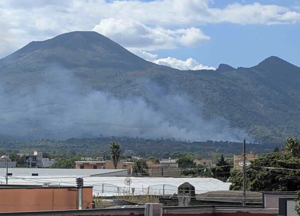 Incendio alle pendici del Vesuvio nel comune di Boscoreale