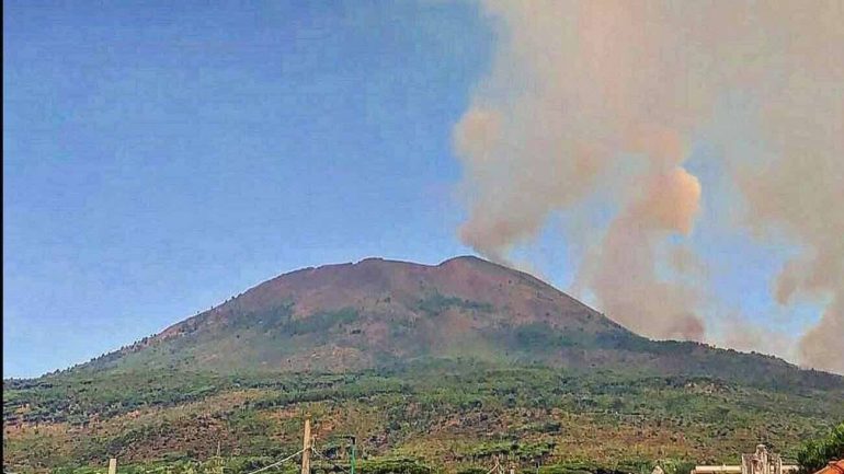 Incendio sul Vesuvio, fiamme domate: avviata la bonifica emergenziale