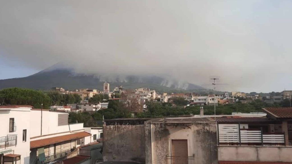 Incendio sul Vesuvio: il paesaggio spettrale sui comuni a Sud e i ritardi degli interventi