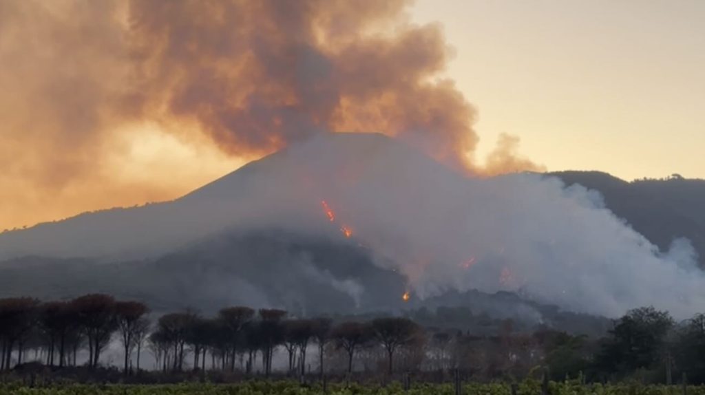 Incendio sul Vesuvio: quattro giorni di fiamme, ritardi e polemiche