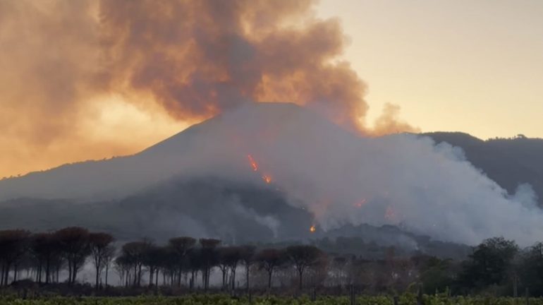 Incendio sul Vesuvio: quattro giorni di fiamme, ritardi e polemiche