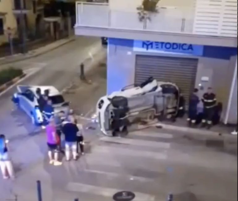 Frattaminore, auto si schianta contro saracinesca: due ragazze ferite