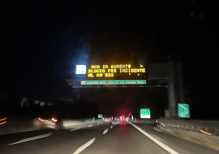 Incidente in A1, 5 auto coinvolte: traffico in tilt nel primo weekend da bollino nero