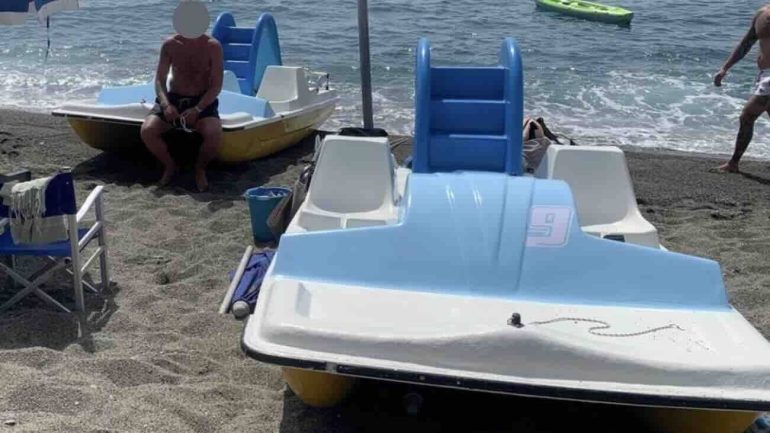 Ischia, abusivismo in spiaggia ai Maronti: blitz di controlli tra ombrelloni divelti e lido “allargato”