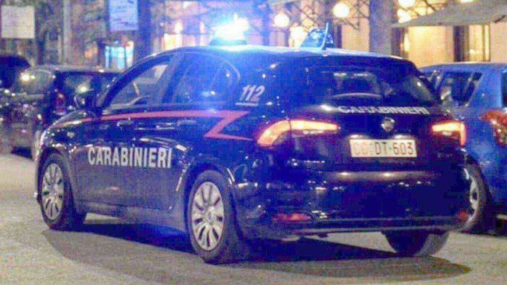 Latina, ruba il portafogli dall’auto di una donna: arrestato 18enne di Napoli