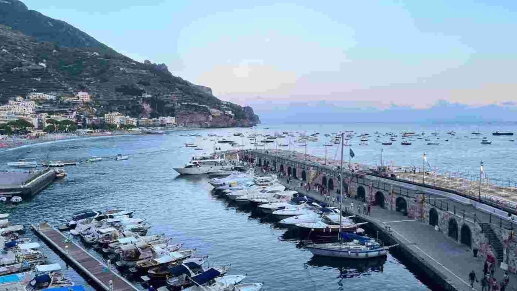 Maiori, blitz al porto turistico: rimosse dieci barche ormeggiate abusivamente