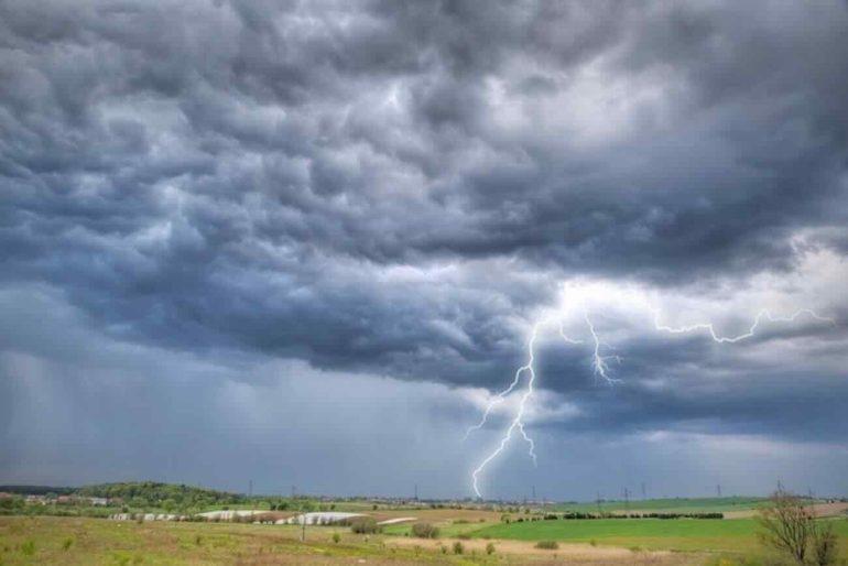 Temporali, vento e mareggiate: nuova allerta meteo su tutta la Campania