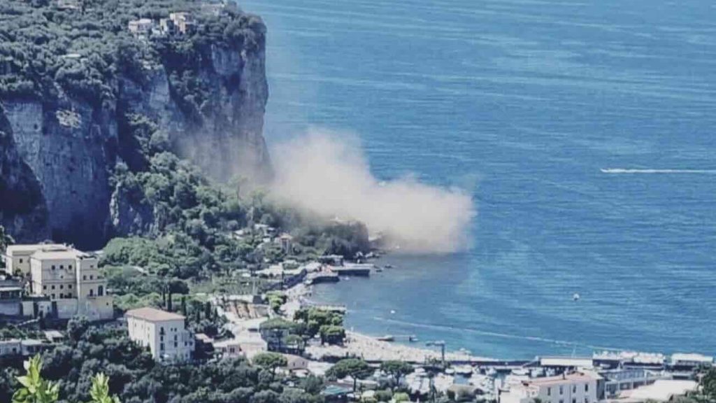 Marina di Seiano crolla il il costone sul lido dei Vip sotto sequestro