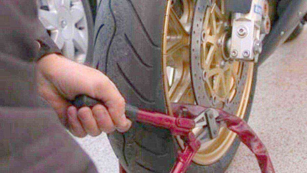 Melito, tenta di rubare uno scooter e lo lancia contro la pattuglia: arrestato 29enne