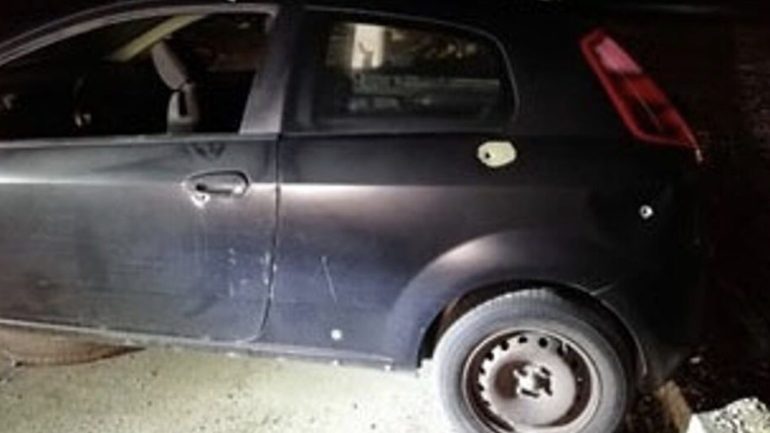 Mezzanotte di fuoco a Torre del Greco: pregiudicato esce illeso dall’auto