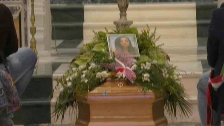 Montecorvino, il vescovo ai funerali di Tina: “Non basta piangere, occorre il coraggio di cambiare”.