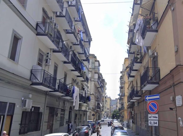 Napoli, bomba all’Arenaccia: attacco frontale ai Contini