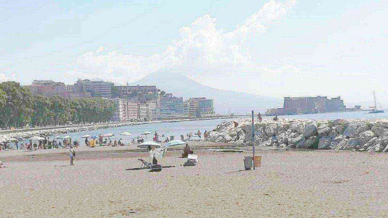 Napoli, cadavere sulla spiaggia del “Mappatella Beach”. è giallo