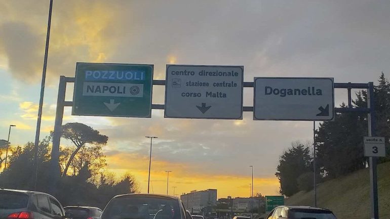 Napoli, cedimento del manto stradale: chiuso l’ingresso della Tangenziale alla Doganella