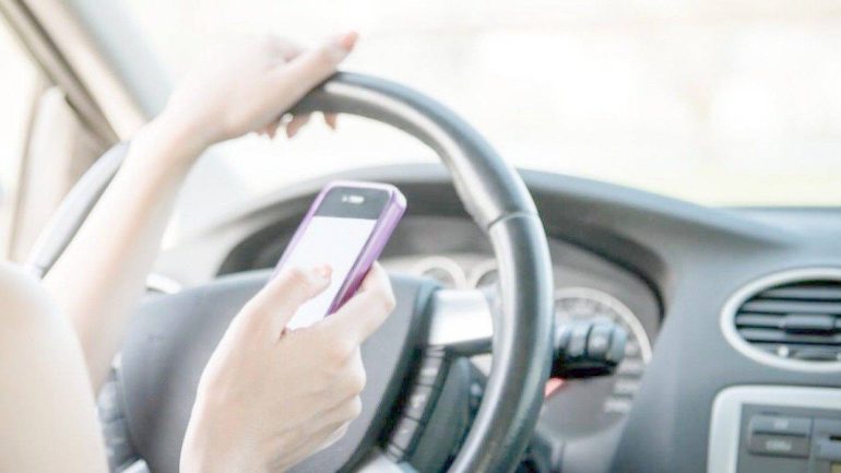 Napoli, cellulari alla guida: ritirate 384 patenti in un mese