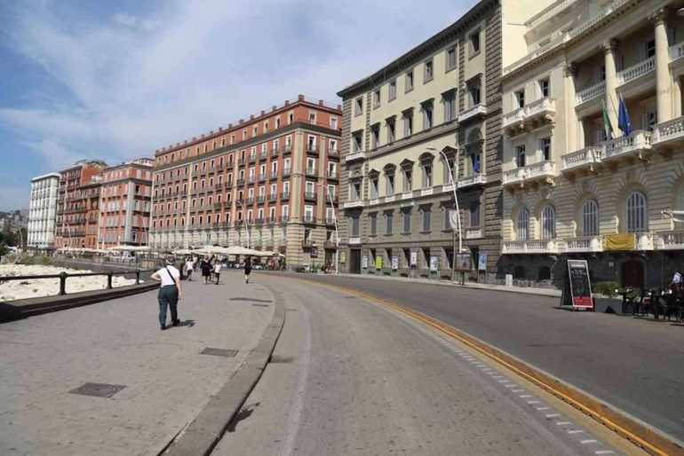 Napoli, choc in via Partenope: blatte e violazioni igieniche in due ristoranti