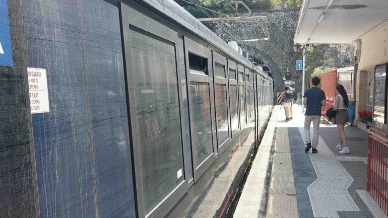 Napoli, Circumvesuviana: dopo il caos di Ferragosto, ripresa regolare della circolazione