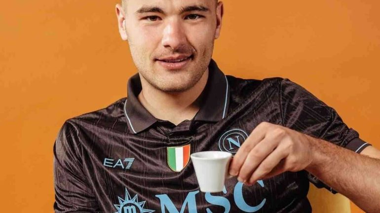 Napoli e EA7 lanciano “Café”, la terza maglia degli azzurri ispirata al rito del caffè