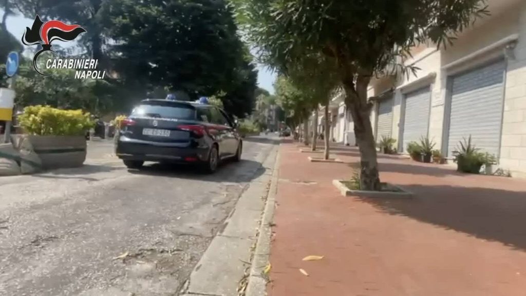 Napoli, ferragosto blindato: città semideserta, carabinieri in campo per prevenire i furti