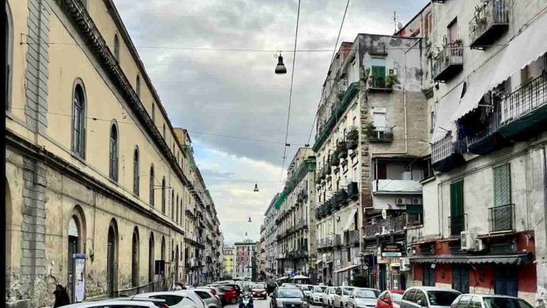 Napoli, fuga su uno scooter rubato aggredisce gli agenti: arrestato 37enne