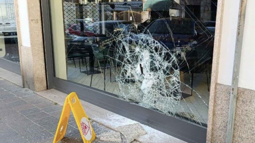 Napoli, furti con spaccata nel cuore di Chiaia: ipotesi su una unica banda