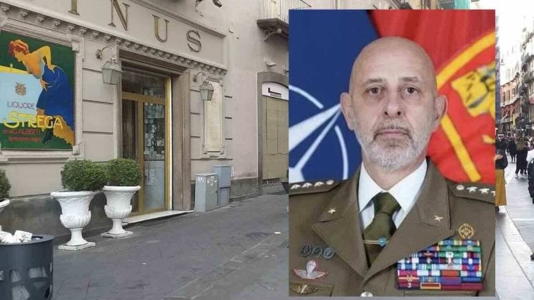 Napoli, generale della NATO rincorre e blocca uno scippatore in via Chiaia