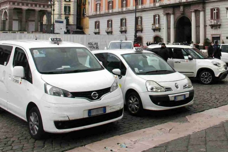 Taxi in piazza contro la ZTL di via Morelli: sit-in il 25 aprile a piazza dei Martiri