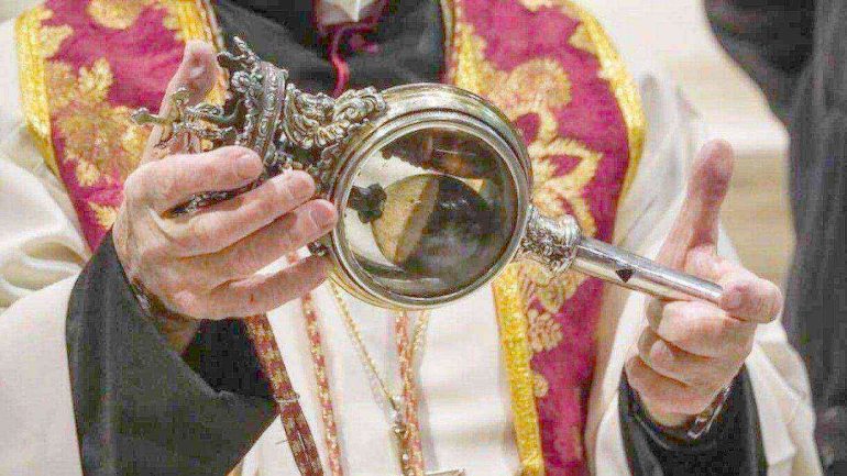 Napoli, il miracolo si rinnova: il sangue di San Gennaro si scioglie alla presenza del cardinale Parolin