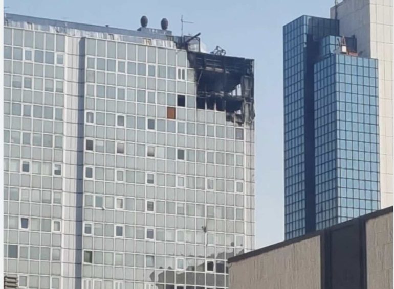 Napoli, incendio nella notte al Centro Direzionale: fiamme devastano uffici, nessun erito