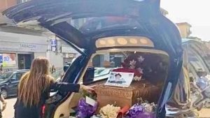Napoli, l’addio a Luigi Di Sarno: dolore e rabbia ai funerali dell’uomo morto per botulino