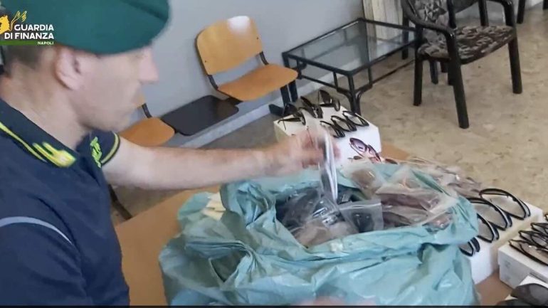 Napoli, maxi-sequestro di oltre 380 mila prodotti contraffatti e non sicuri: 46 denunciati