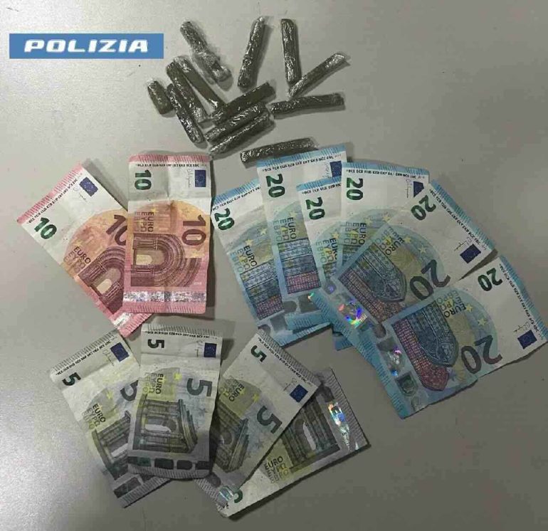 Napoli, pusher algerino catturato dalla polizia al rione Vasto