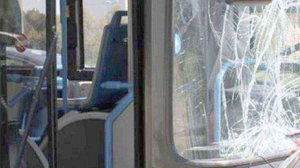 Napoli, raid notturno contro un bus ANM a Poggioreale: vetri in frantumi