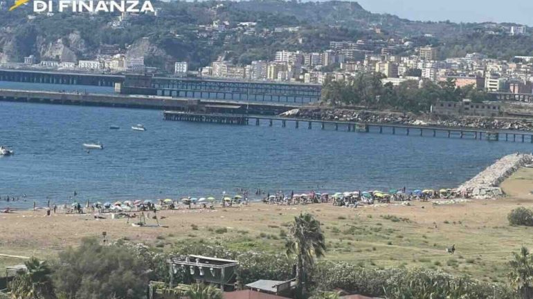 Napoli, sequestrato lido abusivo a Coroglio: incassi in nero e ombre della camorra