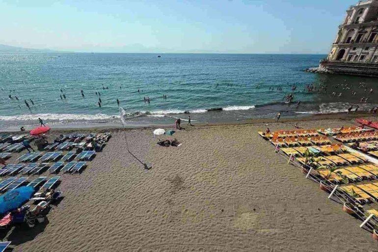 Napoli, scontro sulla spiaggia di Palazzo Donn’Anna