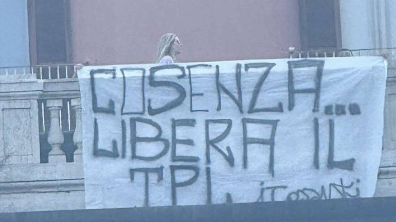 Napoli, tassisti in protesta: striscione contro l’assessore Cosenza