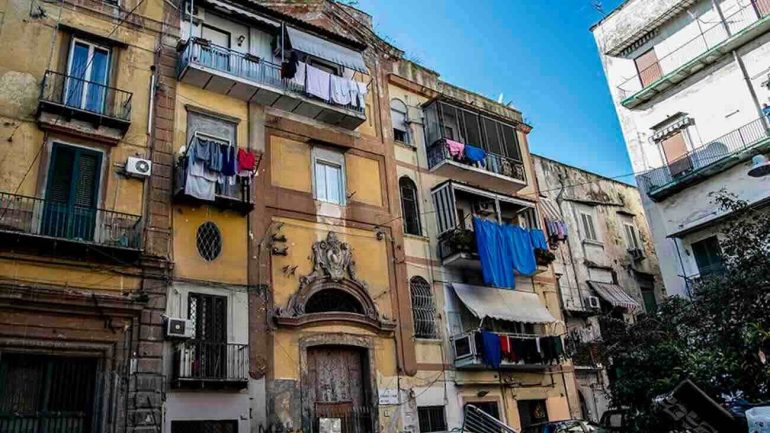 Napoli, tentano di scassinare un portone nel Centro Storico: arrestati due pregiudicati