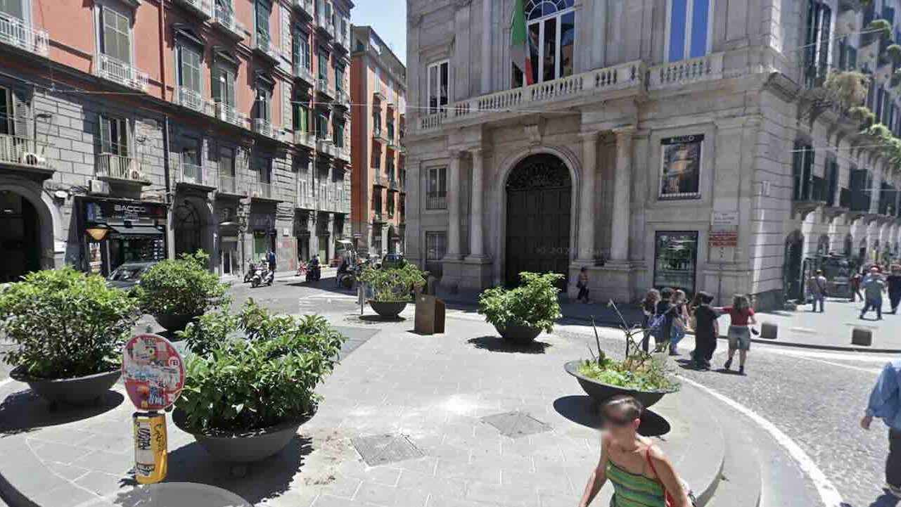 Napoli, turista cinese rapinato in pieno centro: arrestati due banditi