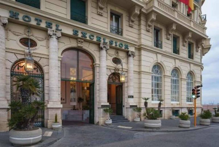 Napoli, turista inseguito, aggredito e rapinato fin nella hall dell’hotel di lusso: finisce in ospedale