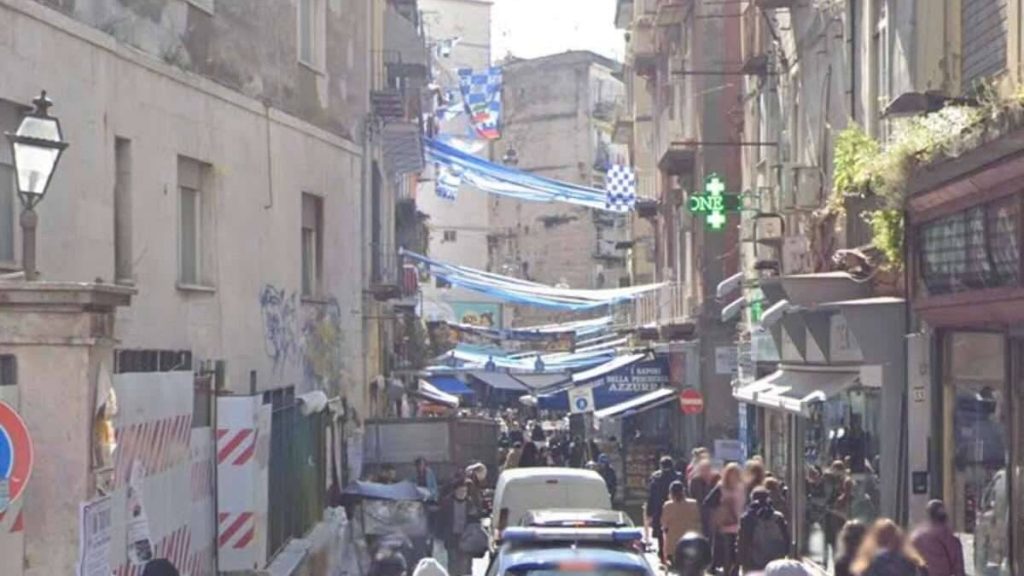 Napoli, turista rapinato e ferito alla Pignasecca: arrestato 40enne