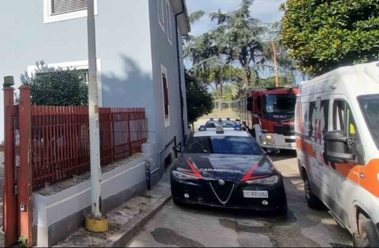 Orta di Atella, 96enne intrappolato in casa in fiamme: salvato dai carabinieri
