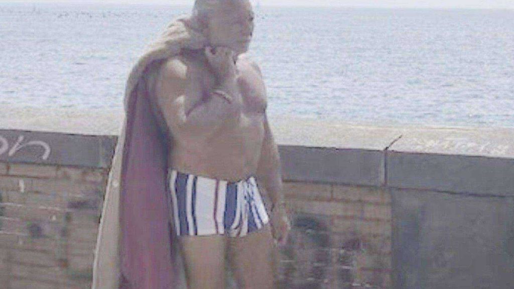 Paolantoni, il profeta delle promesse (e delle pellicce) a Ferragosto: Napoli applaude