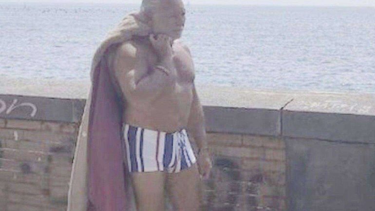 Paolantoni, il profeta delle promesse (e delle pellicce) a Ferragosto: Napoli applaude