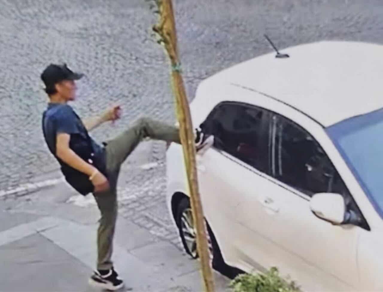 Napoli, parcheggiatore abusivo, sfonda il vetro di un’auto sotto gli occhi delle telecamere