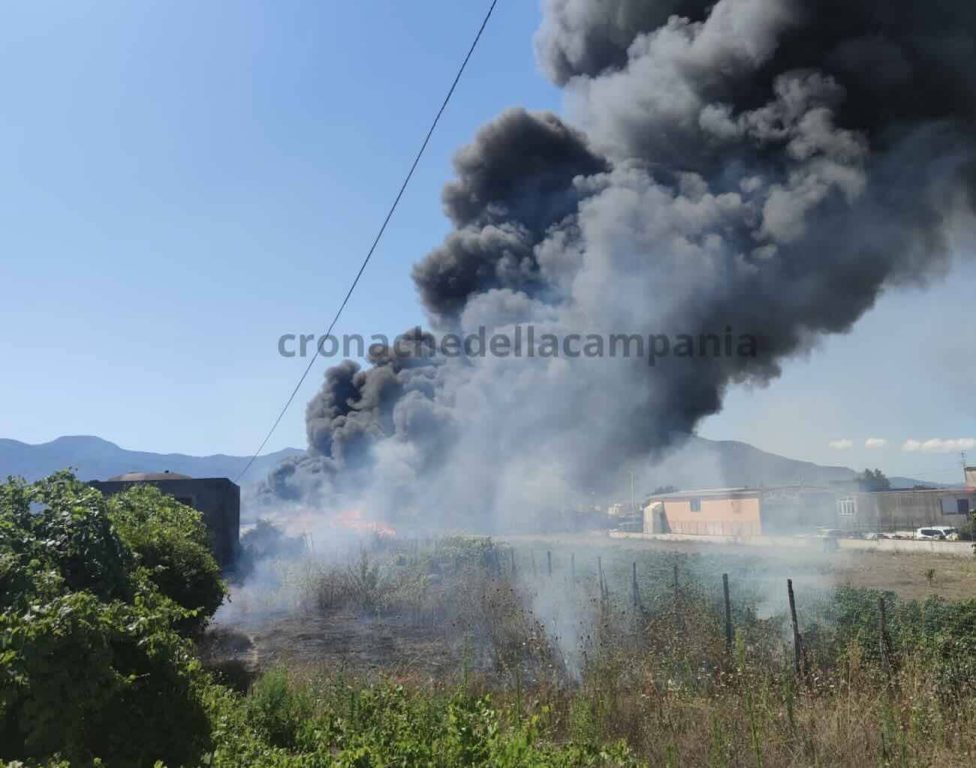 Pompei, paura in via Spinelli: incendio accanto al deposito del gas