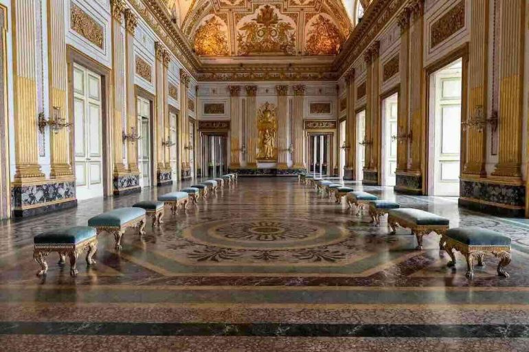 Reggia di Caserta, il museo aperto anche a Ferragosto: visite, mostre e natura per tutta l’estate