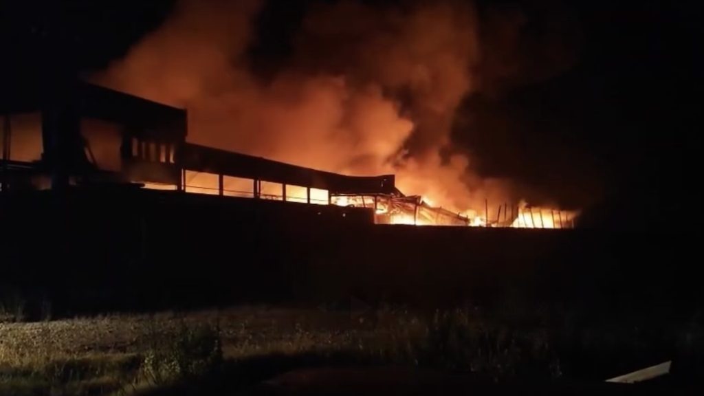 Rogo in un’azienda di rifiuti a Teano: nube tossica e paura tra i residenti
