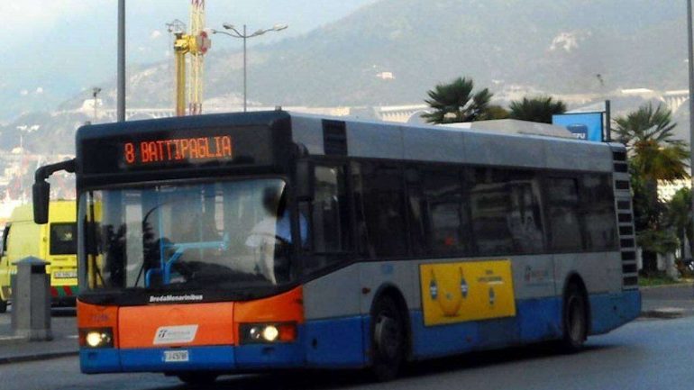 Salerno, autista bus aggredito a pugni da un passeggero