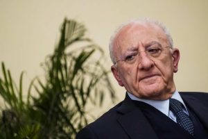 De Luca all’attacco: Il vero scandalo non è il Ponte sullo Stretto, ma Bagnoli