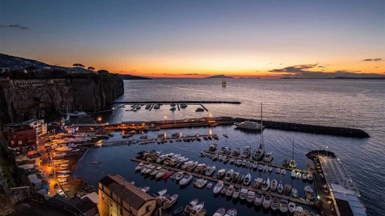 Sant’Agnello, notte di eccessi: 800 euro di alcol a minori e un dj set fuori controllo. Due denunciati